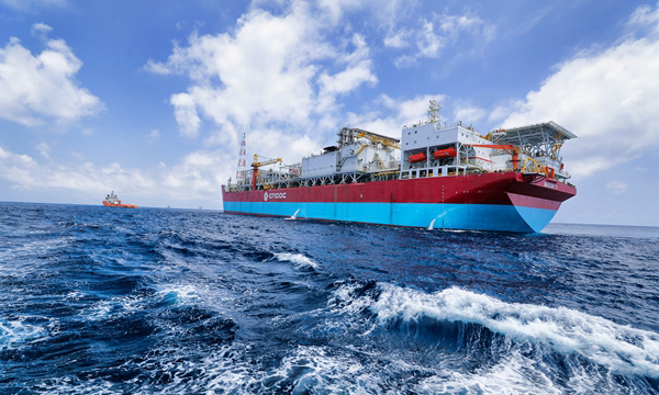 百舸爭流，奮楫者先。7月20日，在工人們的歡呼聲中，“海洋石油111”FPSO完成全部既定項目順利出塢，比93天的奮斗目標還提前了10天。全船累計涂裝面積約20萬平方米，管線換新約3萬米，更換鋼板2000多噸，創造了一項又一項紀錄。華麗蛻變后的“海洋石油111”將繼續服役十年，為新時代中國海油高質量發展貢獻力量。圖為7月21日，“海洋石油111”被拖航至番禺油田準備復產。（李豫黔 攝）