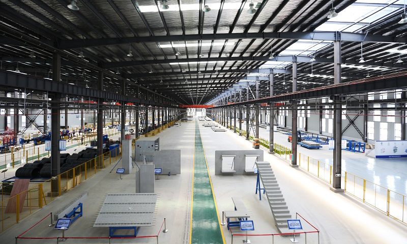 裝配式建筑俗稱“像造汽車一樣造房子”，是將房子的部分或所有構件在工廠預制完成，然后運到施工現場進行組裝。發展裝配式建筑是黨中央國務院推動供給側結構性改革，促進建筑業轉型升級的重要舉措，也是綠色發展和提升城市發展品質的必然選擇。圖為中國通號旗下通號建設集團在廣西投資建設的“造房工廠”。