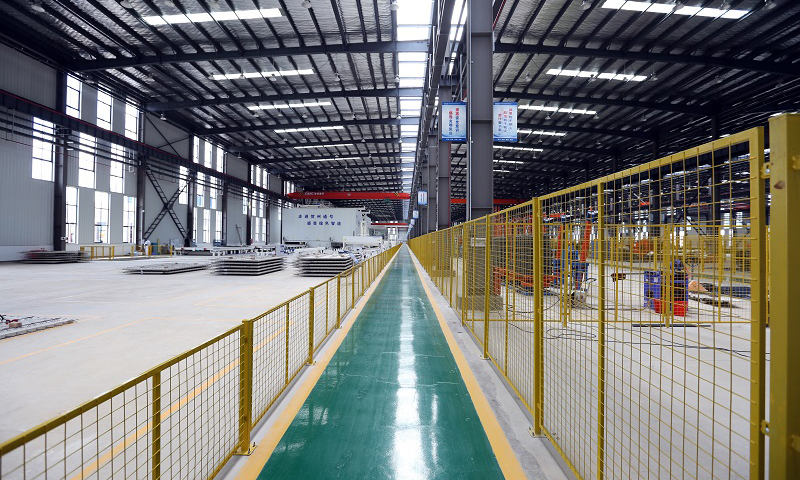 相比傳統建筑方式，裝配式建筑能有效減少建筑垃圾和揚塵污染，縮短建造工期，提升工程質量，使住宅性能更優、質量更佳。圖為房屋部品部件生產車間。