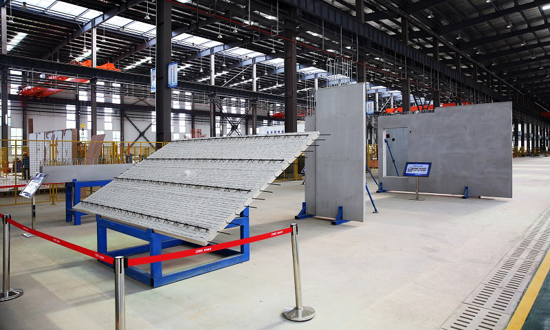 2016年9月底國務院辦公廳印發的《關于大力發展裝配式建筑的指導意見》指出，力爭用10年左右的時間，使裝配式建筑占新建建筑面積的比例達到30%。近年來，全國各省份相繼出臺有關政策，大力推動裝配式建筑發展。圖為成型的建筑部品構件：樓板、墻板。