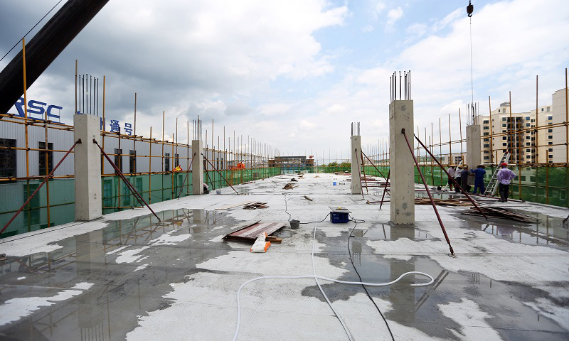 相比于傳統的建筑施工工地，裝配式建筑工地不僅大量減少了用材消耗，而且大幅降低了安全隱患，最終可以實現手工變機械、工地變工廠、施工變總裝、技術工人變操作工人、農民工變產業工人“五大變革”，同時保證質量、成本、進度“三大可控”。圖為整潔的裝配式建筑工地。