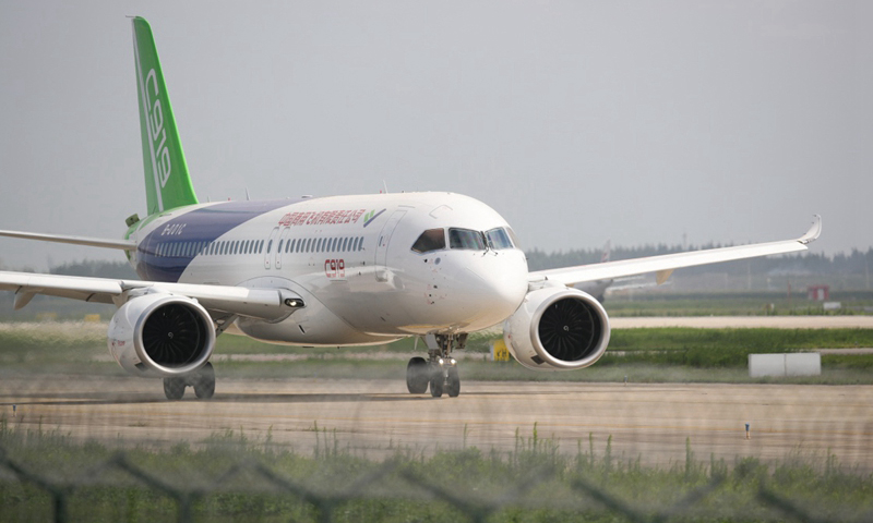 此次轉場東營試飛基地的102架機主要承擔動力裝置、電源系統、環控系統等地面試驗驗證和試飛科目。圖為7月12日，在上海浦東機場，C919大型客機在跑道上滑行。（新華社記者 丁汀 攝）