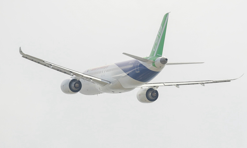 7月12日，C919大型客機在空中飛行。（新華社記者 丁汀 攝）