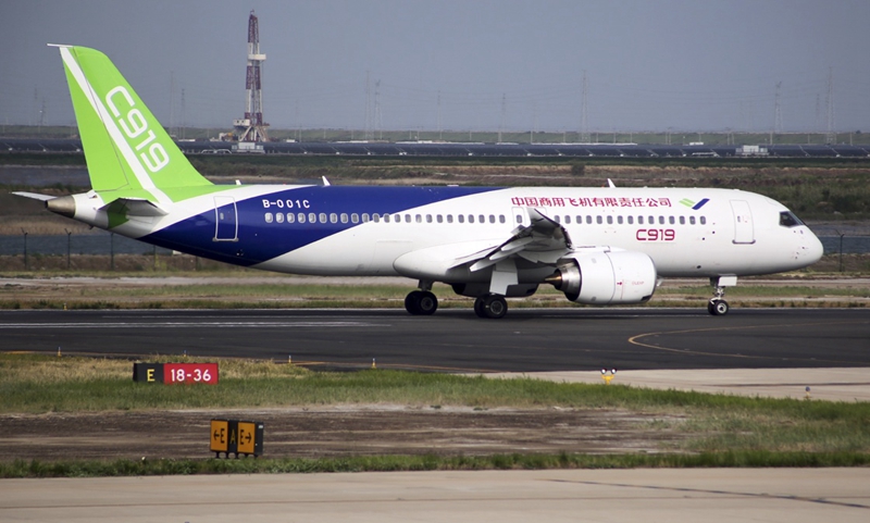 7月12日，C919大型客機102架機降落在山東東營勝利機場。新華社發（周廣學 攝）