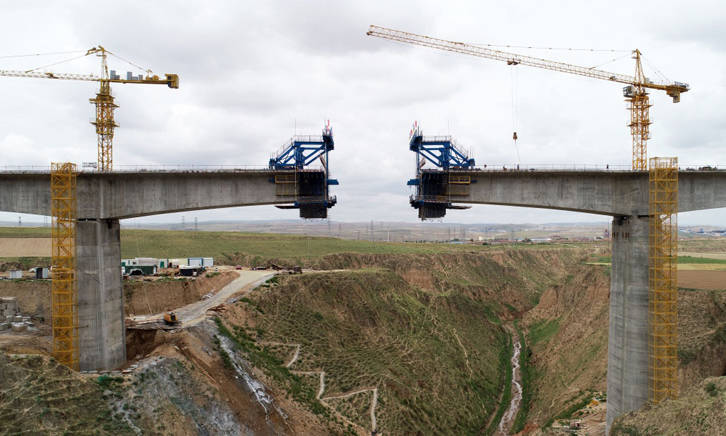 目前，銀（川）西（安）高鐵甘寧段工程進入全面架設連續梁階段，中鐵上海工程局工作人員正加緊施工。7月7日無人機拍攝的銀西高鐵甘寧段施工現場。（新華社記者 王鵬 攝）