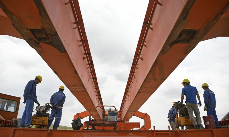 銀西高鐵是國家高速鐵路網的重要組成部分。全線通車后，從銀川至西安車程將縮短至3小時左右。圖中是7月7日，中鐵上海工程局工作人員在銀西高鐵甘寧段施工現場工作。（新華社記者 王鵬 攝）
