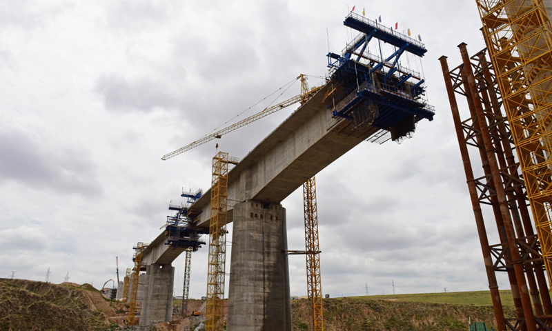 7月7日拍攝的銀西高鐵甘寧段施工現場。（新華社記者 朱祥 攝）