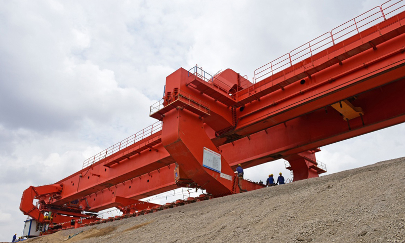 7月7日，中鐵上海工程局工作人員在銀西高鐵甘寧段施工現場工作。（新華社記者 朱祥 攝）