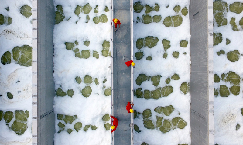 近日，由中鐵上海工程局集團承建的福州洋里污水處理廠一二三期提標改造工程完成土建和設備安裝，進入通水試運行階段。本次提標改造工程進一步提高污水處理標準，實現出水一級A達標排放。圖為7月2日，中鐵上海工程局工作人員在巡視運行中的福州洋里污水廠二期MBR生物反應池。（新華社記者 姜克紅 攝）