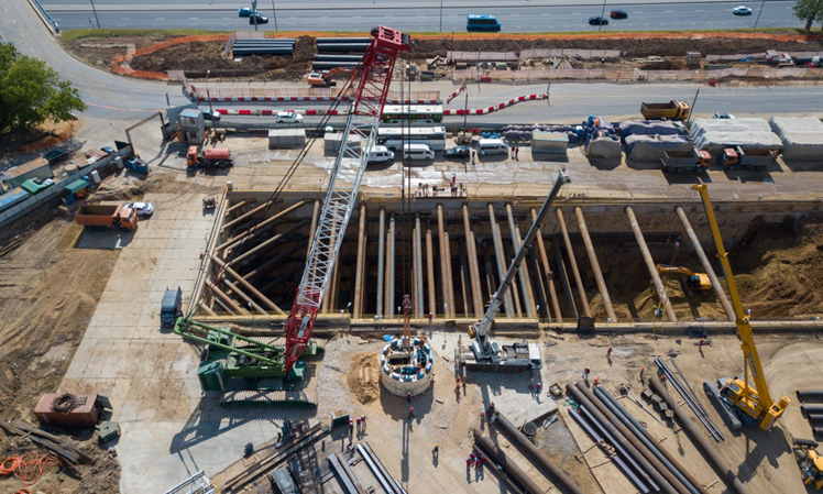 中國鐵建股份有限公司（中國鐵建）3日在莫斯科西南部成功吊裝第三臺盾構機核心部件，為本月中旬開始掘進地鐵隧道做好準備，標志著該公司承建的莫斯科地鐵項目建設順利推進。（新華社記者 白雪騏 攝）