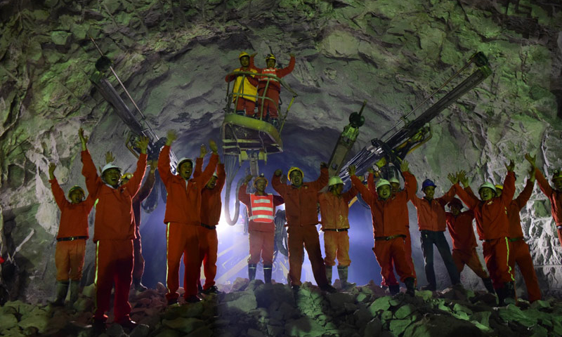 5月27日，由中鐵上海工程局承建的國內規模最大運煤專線蒙華鐵路大中山隧道順利貫通。圖為工程建設者在大中山隧道施工現場慶祝隧道貫通。（新華社記者 朱祥 攝）