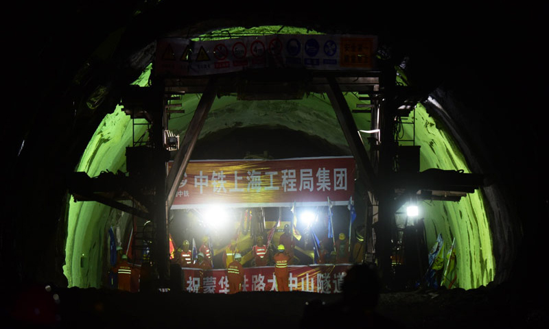 據介紹，蒙華鐵路大中山隧道位于河南省三門峽市盧氏縣境內，全長14.5公里，為蒙華鐵路十大長隧道之一，是蒙華鐵路晉豫管段內最長的單洞雙線隧道。（新華社記者 朱祥 攝）