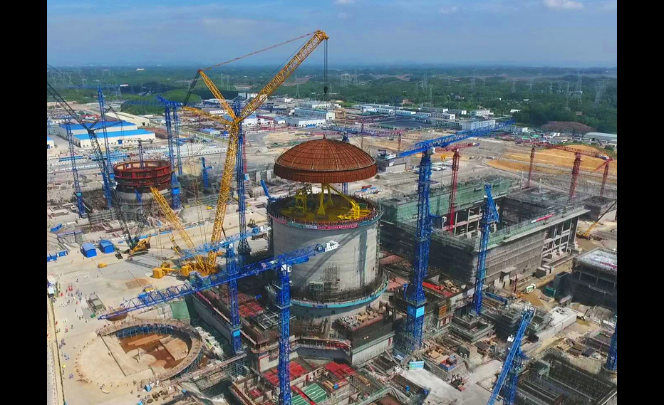 5月23日無人機拍攝的中廣核防城港核電二期工程3號機組穹頂吊裝施工現場。新華社發（廣西防城港核電公司供圖）