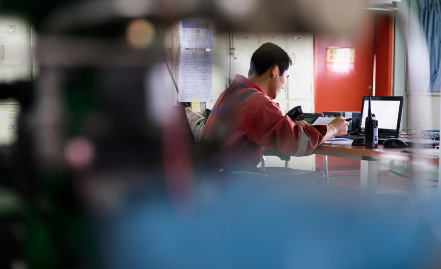 為了實時根據天氣情況將船體調整至最佳位置，平時用來實操練習的實訓室臨時改變成了限位室，由專人與定位船溝通調整船體姿態。（作者：李彥昭）