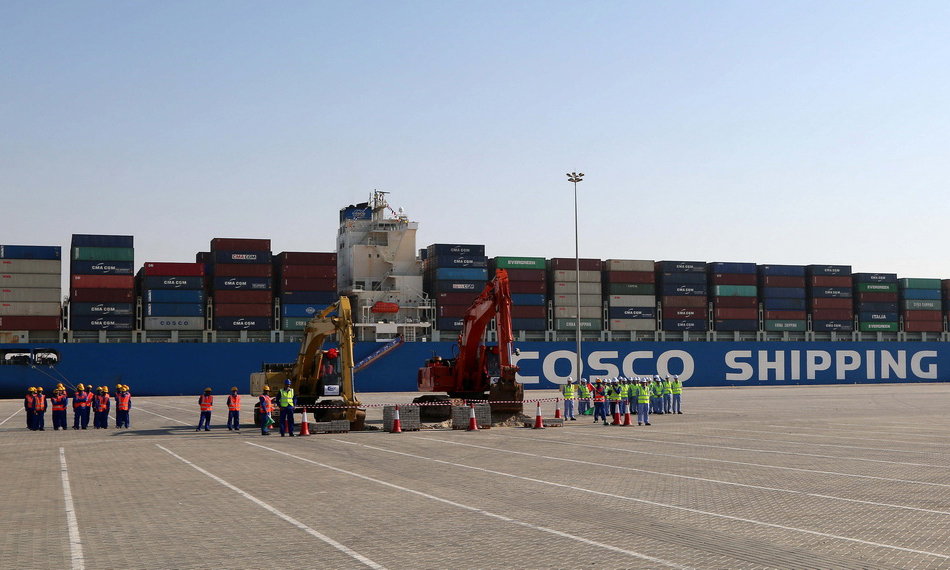 這是2017年11月5日，在阿拉伯聯合酋長國阿布扎比，中遠海運港口有限公司舉行中遠海運港口阿布扎比碼頭正式動工暨場站租賃簽約儀式，標志著中國和阿聯酋“一帶一路”項目建設取得新進展。（新華社記者蘇小坡 攝）