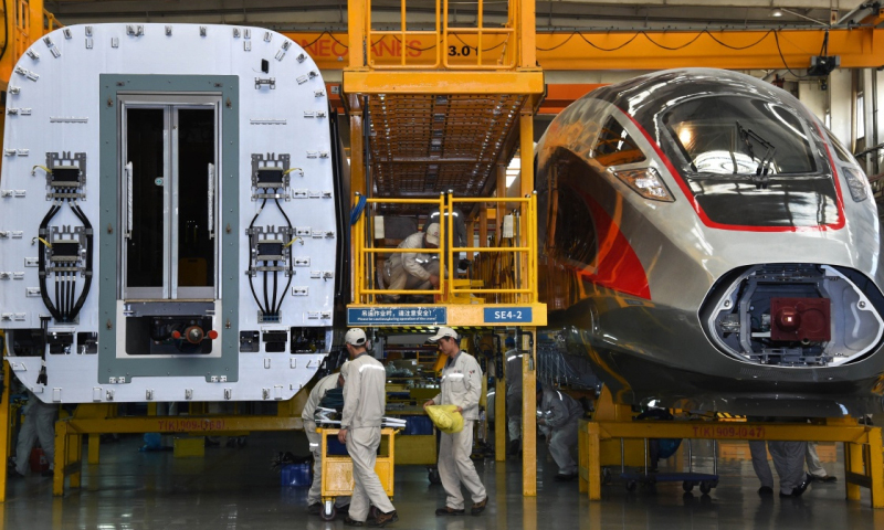 5月10日，“復興號”動車組在總裝生產線上裝配。（新華社記者 李紫恒 攝）