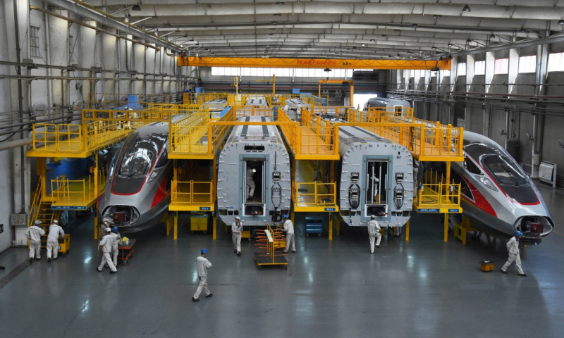 5月10日，“復興號”動車組在總裝生產線上裝配。（新華社記者 李紫恒 攝）