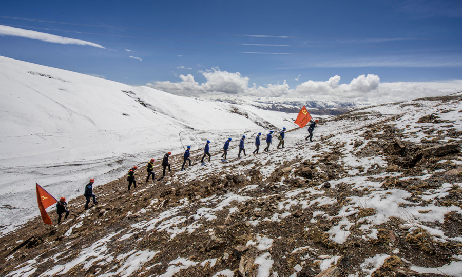 藏中聯網配套工程8標段220千伏新建輸電線路工程由四川成都供電公司建管、四川電力建設公司承建，工程于2017年6月30日動工，目前已有215名施工人員進入施工現場，完成土建基礎92%，組塔31%。圖為5月8日，成都供電公司黨員服務隊、工人先鋒突擊隊隊員向海拔5260米的N84塔位艱難行進。（鄒熠霏 陳紅梅 攝）