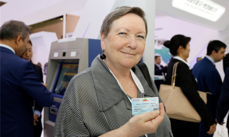 5月8日，在土耳其安卡拉，一名觀眾在國際高鐵大會上展示安卡拉開往北京的虛擬高鐵車票。（新華社記者 秦彥洋 攝）