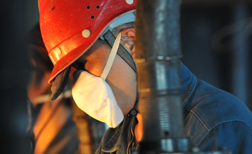 煉鋼連鑄，90后連鑄工作正在聚精會神的澆注鋼液。（作者：韓先明）