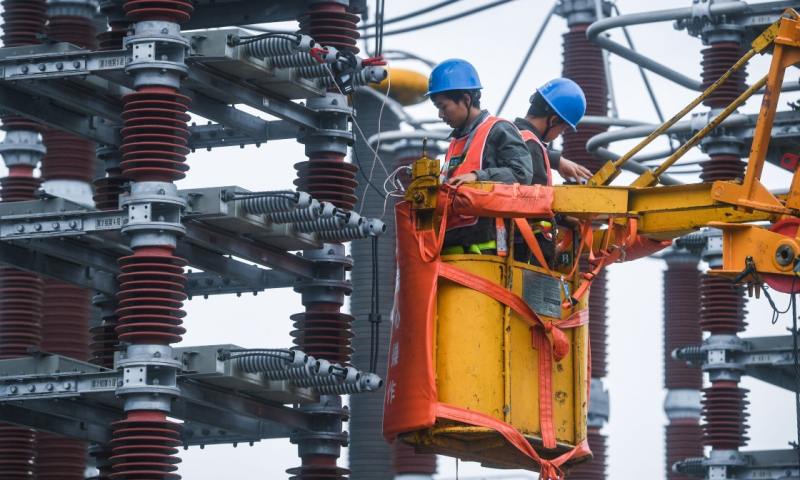 5月8日，工作人員在金華換流站內進行檢修作業。（新華社記者 徐昱 攝）