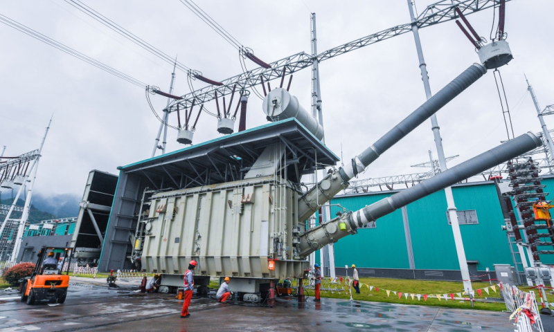 5月8日，工作人員在金華換流站內對換流變壓器進行檢修作業。（新華社記者 徐昱 攝）