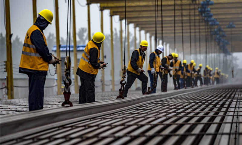 5月5日，中鐵十一局職工在漢十高鐵棗陽鋪軌基地堆碼500米長軌。（新華社記者 杜華舉 攝）