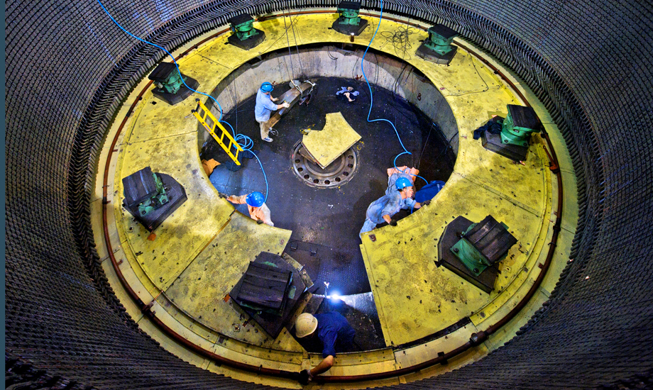 華電福新安砂電廠青年突擊隊助力機組大修。（作者：宋佳娥）