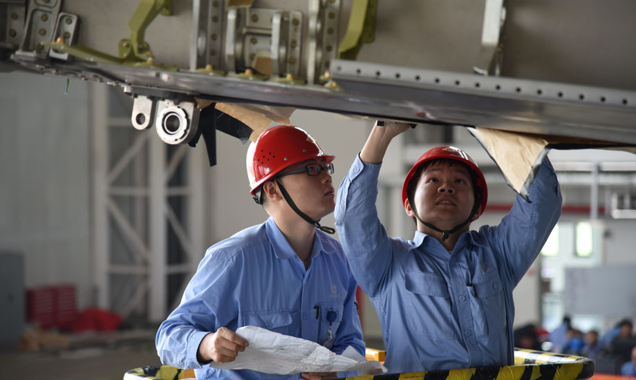 在C919飛機全尺寸靜力試驗現場，在點、線、面和大量數據交集的電腦前、在四維空間的虛擬試驗模塊中、在高大壯觀的一體化整體加載框架上、在千絲萬縷的連接線里、在發出陣陣刺鼻的膠布帶邊……你會看到那些青春的身影、專注的眼神。（作者：楊雁）