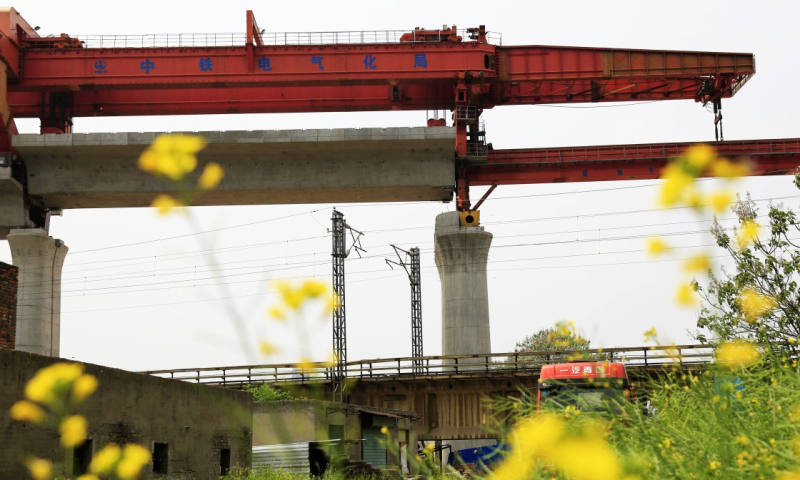 商合杭高鐵（商丘－合肥－杭州）是國家八縱八橫高速鐵路網的重要組成部分，設計時速350公里，連接了鄭徐高鐵、合蚌高鐵、滬杭高鐵、寧杭客專和滬杭甬客專，建成后將有利于加快中原地區與長三角地區交通的“無縫對接”，對中原經濟區更深地融入沿海經濟開放體系具有重要作用。新華社發（倪樹斌 攝）