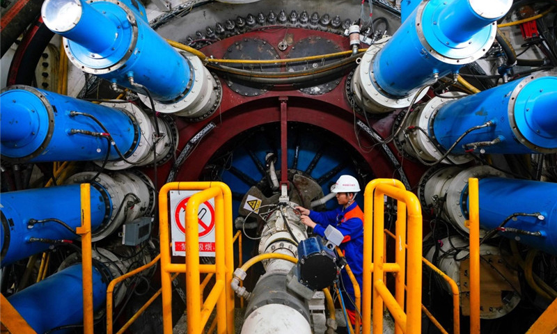 4月25日，中國中鐵隧道集團的工人在京沈高鐵望京隧道施工。（新華社記者 邢廣利 攝）