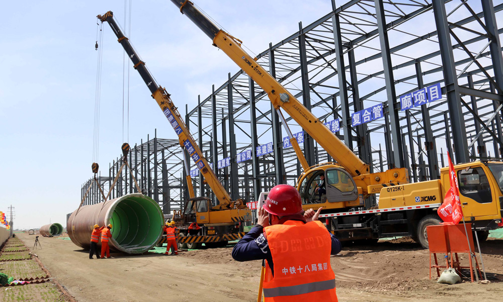 經國家化學建筑材料檢測中心等權威機構檢測認定，在同等埋深和受壓條件下，竹纏繞城市綜合管廊的抗震、抗沉降能力、保溫防凍性、耐腐蝕性等，均優于混凝土管廊。經試驗分析結果表明，在埋地 1 米深，地面車載90噸的情況下，竹纏繞城市綜合管廊最大豎向變形量不到1%，遠低于3%的控制標準，使用壽命可達100年以上。（伍振 梁建剛 攝）