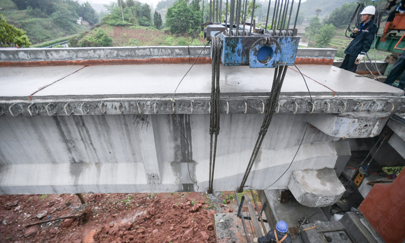 4月24日在四川雅安市境內的川藏鐵路成雅段最后一片T梁架設施工現場。（新華社記者 薛玉斌 攝）