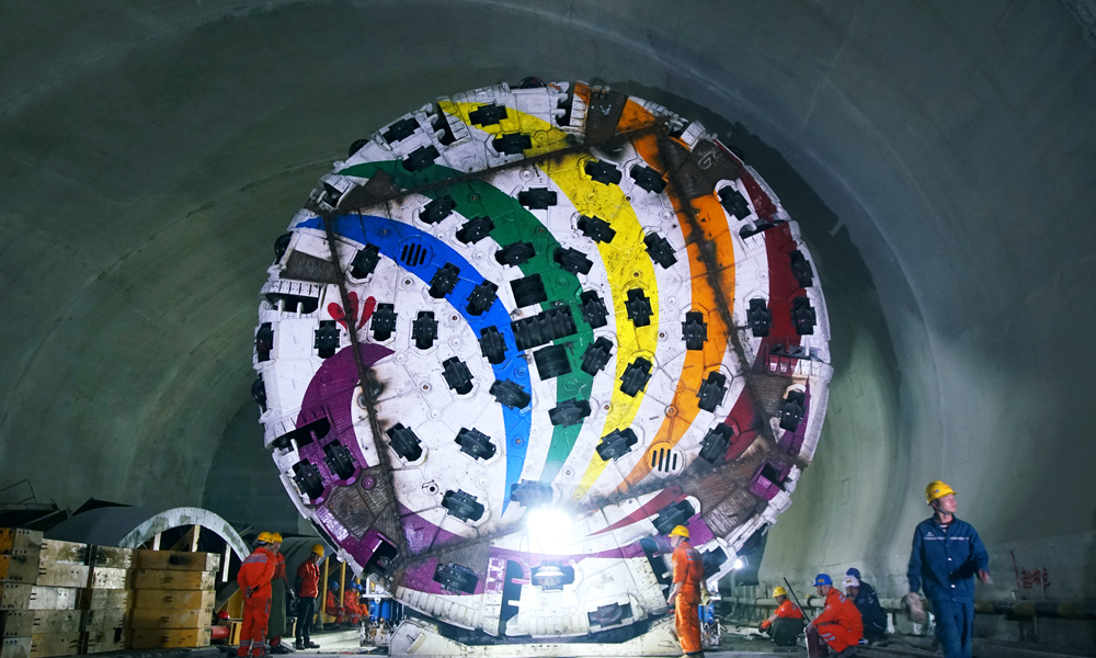 “彩云號”TBM是中鐵高新工業股份有限公司旗下中鐵裝備聯合中國中鐵隧道局集團、中國水利水電十四局集團及石家莊鐵道大學為大瑞鐵路高黎貢山隧道量身打造的世界最先進的大直徑敞開式隧道硬巖掘進機。（圖片來源：中鐵高新工業股份有限公司）