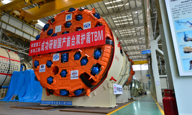 目前中國鐵建的掘進機產品已連續4年占據國產市場的“半壁江山”，先后銷售400多臺套。市場占有率85%以上的TBM和大直徑盾構機成為國產第一品牌，被廣泛應用于國內30多個省市的地鐵、鐵路、煤礦和水利等重點工程，同時出口歐洲，及中東地區，在“一帶一路”建設中大顯身手。圖為中國鐵建重工集團研制的雙護盾巖石隧道掘進機。