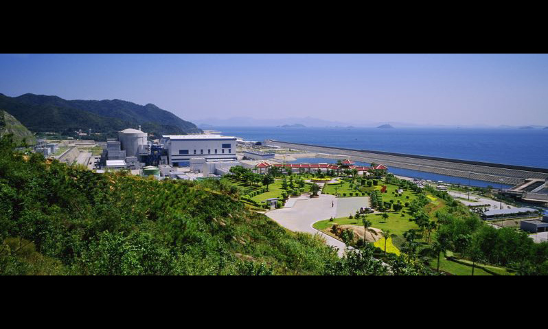 大亞灣核電運營管理有限責任公司總經理潘銀生介紹，“連續無非計劃停機停堆”是反映核電站管理水平的關鍵指標，嶺澳核電站１號機組從２００５年３月２６日開始，連續安全穩定運行，刷新了此前由大亞灣核電站１號機組創下的４３７２天的世界紀錄。目前，嶺澳核電站１號機組這一紀錄仍在繼續保持和刷新。圖為嶺澳核電站1號機組外景。