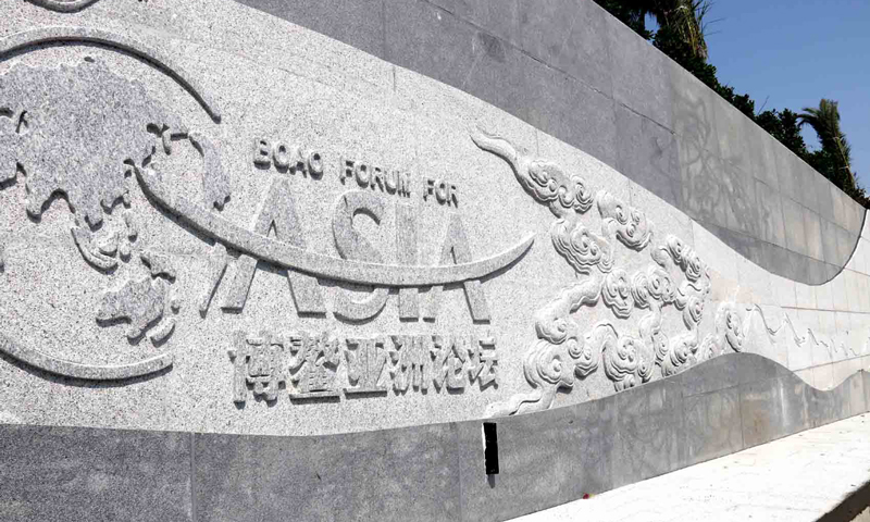 中國鐵建十八局集團承建的博鰲通道上帶有博鰲亞洲論壇標志的裝飾浮雕。（伍振 攝）