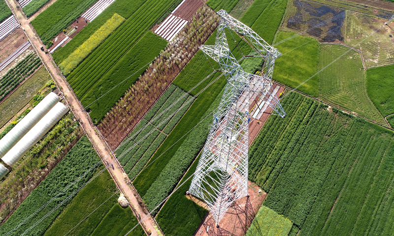 3月26日，中國南方電網云南公司與中國鐵塔公司云南分公司，在國內率先開展“電力鐵塔共享”業務合作，在云南楚雄東瓜鎮220千伏鹿資線路N38號鐵塔，成功安裝通訊天線，電力網和通訊網實現跨行業“電力鐵塔共享”。（陳波 攝）