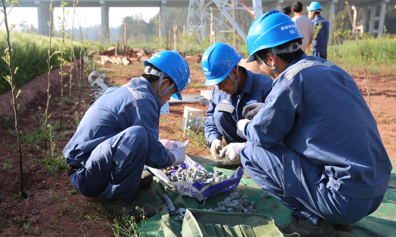工作人員在現場組裝通訊設備。（陳波 攝）