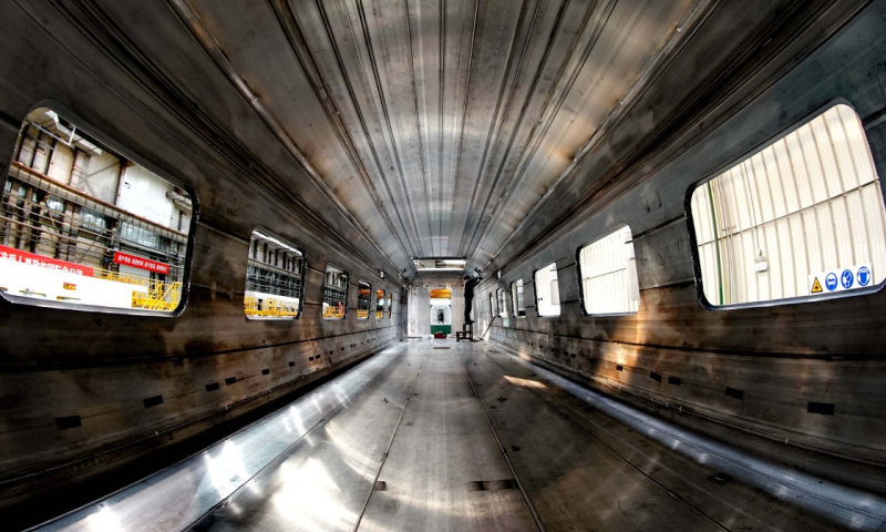 近年來，唐車陸續推出時速350公里CRH380BL型/CRH380B型高速動車組、時速400公里高速綜合檢測列車、時速250公里CRH3A型城際動車組、時速350公里CR400BF型“復興號”中國標準動車組等譜系化產品，近500組動車組成為京廣、京滬、滬昆、西成等高鐵客運專線的主力，產品先后出口到美國、加拿大、土耳其、阿根廷等20多個國家。（新華社記者 楊世堯 攝）