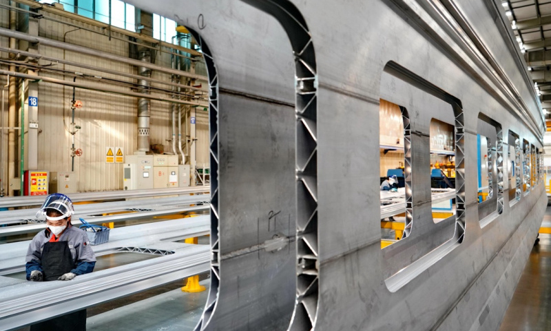 中車唐山機車車輛有限公司的工人在動車組車廂生產線上工作。（新華社記者 楊世堯 攝）