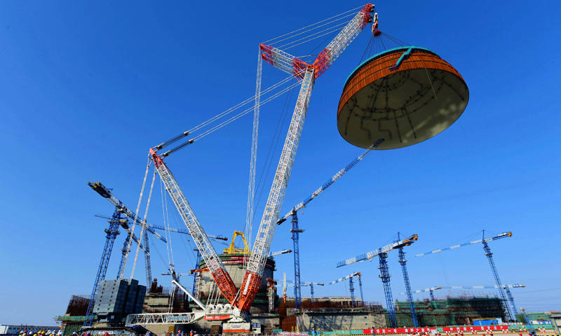 穹頂吊裝是核電工程建設的重要節點。此次穹頂吊裝比原計劃提前10天完成，標志著國內第二臺“華龍一號”機組建設將由土建工程全面轉入設備安裝為主的施工階段，表明我國自主三代核電技術工程建設正在穩步有序推進。（新華社記者 魏培全 攝）