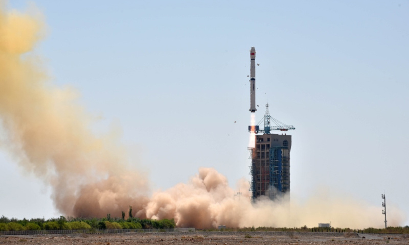 “創新是一個民族進步的靈魂，是一個國家興旺發達的不竭動力，也是中華民族最深沉的民族稟賦。” 2017年，全社會研究與試驗發展支出預計達到1．76萬億元，比2012年增長70．9%；科技進步貢獻率從2012年52．2%升至57．5%，國家創新能力排名從2012年第20位升至第17位……圖為2017年6月15日11時00分，我國在酒泉衛星發射中心用長征四號乙運載火箭，成功發射硬X射線調制望遠鏡衛星“慧眼”。這次發射還搭載了國內外3顆小衛星。新華社發（甄哲 攝）