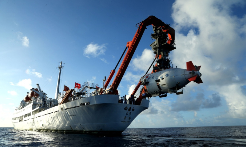 五年來，我國科技創新能力顯著提升，主要創新指標進入世界前列，科技創新水平加速邁向國際第一方陣。在砥礪奮進的五年中，我國科技創新持續發力，實現了歷史性、整體性、格局性重大變化。圖為2017年6月1日，在馬里亞納海溝作業區，“蛟龍”號載人潛水器離開“向陽紅09”科學考察船緩緩進入水中。（新華社記者 劉詩平 攝）