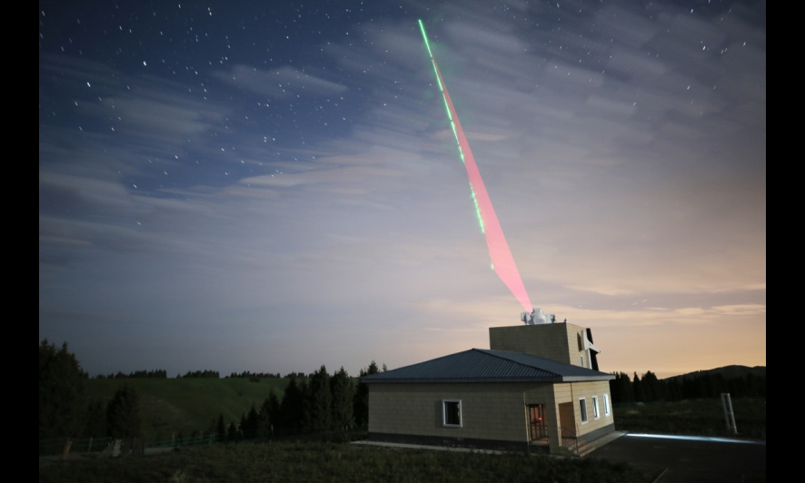 2017年6月15日，在烏魯木齊南山觀測站，“墨子號”量子科學實驗衛星過境，科研人員在做實驗（合成照片）。（新華社記者 金立旺 攝）