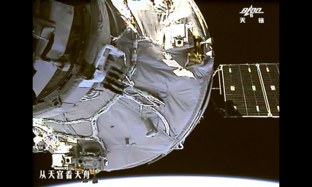 2017年4月22日，北京航天飛行控制中心大廳大屏幕顯示天舟一號與天宮二號自動交會對接畫面。這是天舟一號與天宮二號進行的首次自動交會對接，也是我國自主研制的貨運飛船與空間實驗室的首次交會對接。新華社發（王泗江 攝）