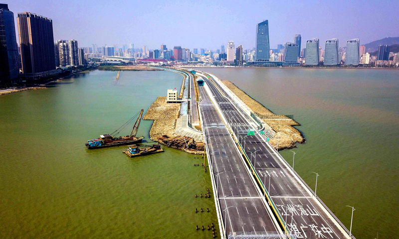 2月24日，港珠澳大橋珠海連接線的核心控制性工程、世界最大斷面的公路隧道——拱北隧道全面建成。（王會堂 攝）