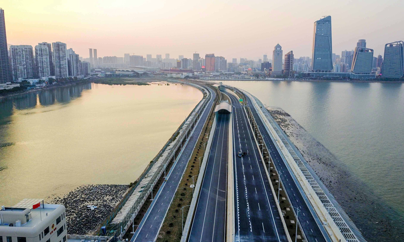 中國鐵建所屬中鐵十八局承建的全長2741米的拱北隧道是港珠澳大橋主體工程與珠海連接的唯一通道，隧道下穿國內最大的陸路出入境口岸——珠海拱北口岸，其中255米暗挖地段的開挖斷面達336.8平方米，相當于一個籃球場大小，高21米，相當于七、八層樓房的高度。（王會堂 攝）