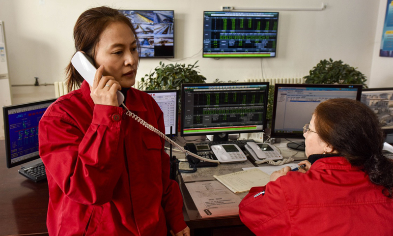目前，新疆準噶爾盆地寒風料峭，在位于盆地西緣的新疆油田公司油氣儲運公司總站里，員工們正在忙碌工作著。這個總站伴隨著準噶爾盆地石油勘探開發，于1958年建成投產，是長距離原油輸送管道——克拉瑪依至獨山子輸油管道的首站。圖中是在新疆油田公司油氣儲運公司總站調度崗位上，工作人員在傳達調度指令。（新華社記者 趙戈 攝）