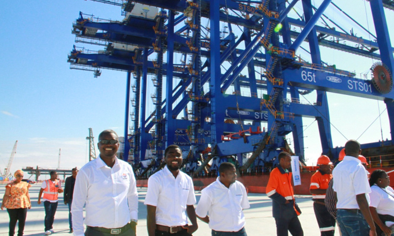 這四臺岸橋由中國上海振華重工（集團）股份有限公司制造，每臺重1290噸，吊車行走平臺長104米，岸橋全高79米，高度相當于26層的高樓。（新華社記者 吳長偉 攝）